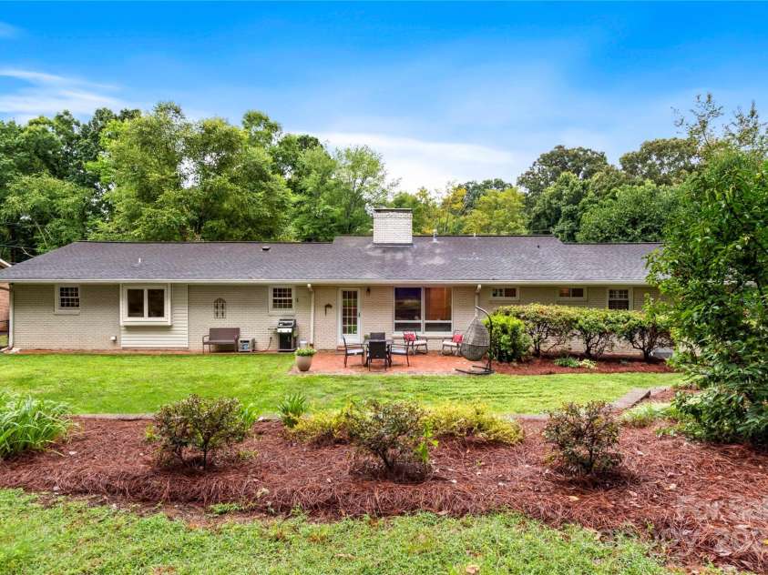 431 Hearthside Drive, Winston Salem, NC 27104.  MLS# CAR4294483, YatesRealty ID 33343. 