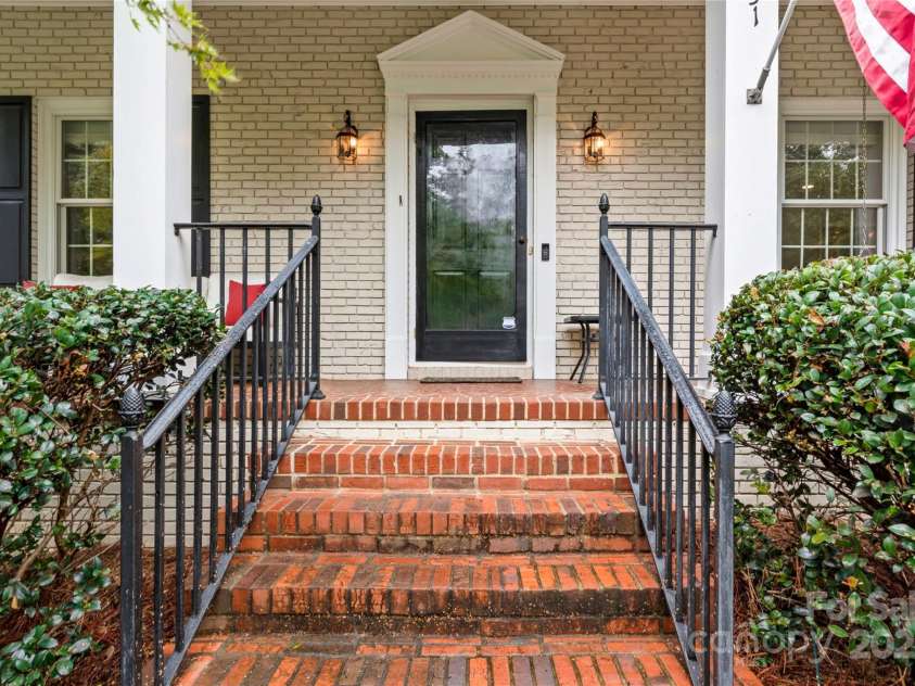 431 Hearthside Drive, Winston Salem, NC 27104.  MLS# CAR4294483, YatesRealty ID 33343. 