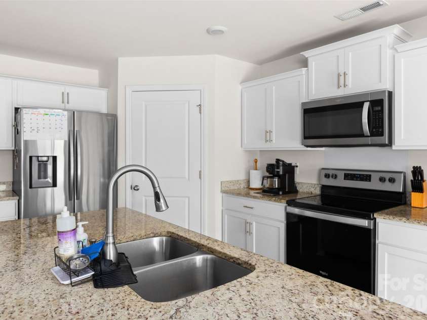 164 Ashfield Lane, Lexington, NC 27292.  MLS# CAR4393917, YatesRealty ID 33344. 
