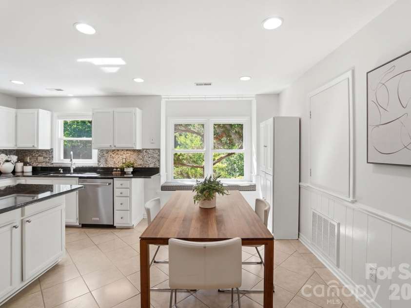 723 Walnut Point Drive, Matthews, NC 28105.  MLS# CAR4391716, YatesRealty ID 33345. Breakfast Nook w/Large Inset Window w/Cushion