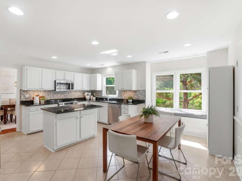 723 Walnut Point Drive, Matthews, NC 28105.  MLS# CAR4391716, YatesRealty ID 33345. Breakfast Nook/Kitchen