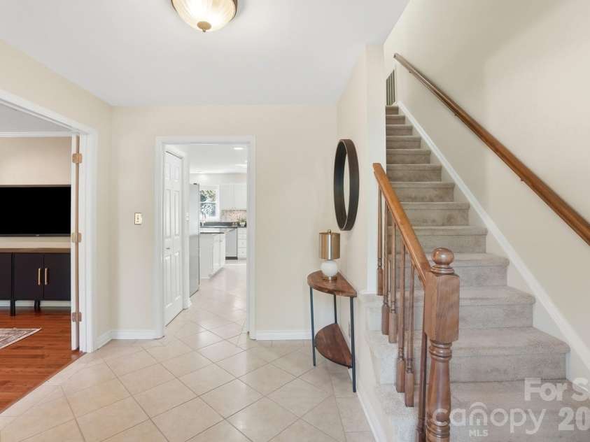 723 Walnut Point Drive, Matthews, NC 28105.  MLS# CAR4391716, YatesRealty ID 33345. Front Door Entry/Foyer