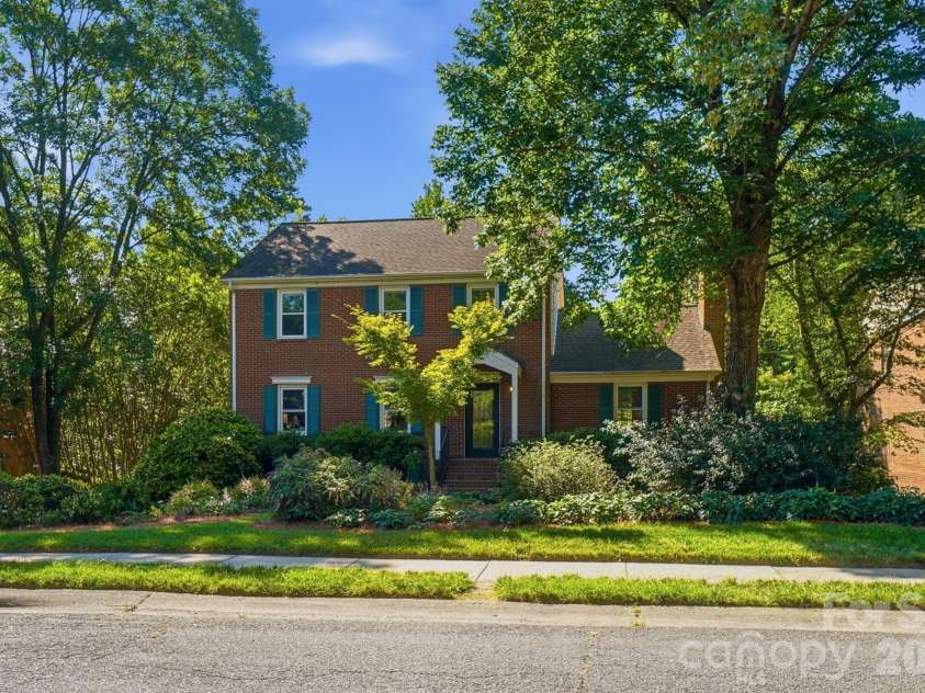 723 Walnut Point Drive, Matthews, NC 28105.  MLS# CAR4391716, YatesRealty ID 33345. Front Exterior/Yard