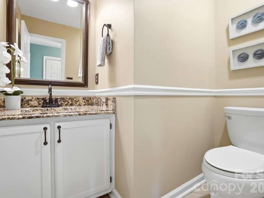 723 Walnut Point Drive, Matthews, NC 28105.  MLS# CAR4391716, YatesRealty ID 33345. Half Bath