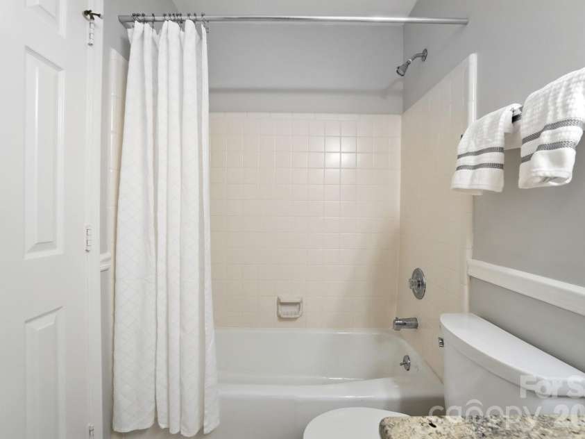 723 Walnut Point Drive, Matthews, NC 28105.  MLS# CAR4391716, YatesRealty ID 33345. Hall Full Bathroom
