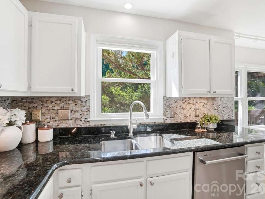 723 Walnut Point Drive, Matthews, NC 28105.  MLS# CAR4391716, YatesRealty ID 33345. Kitchen w/Window over the Sink