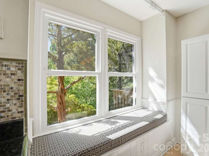 723 Walnut Point Drive, Matthews, NC 28105.  MLS# CAR4391716, YatesRealty ID 33345. Large Kitchen Window w/Custom Cushion