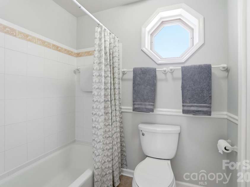 723 Walnut Point Drive, Matthews, NC 28105.  MLS# CAR4391716, YatesRealty ID 33345. Primary Bathroom