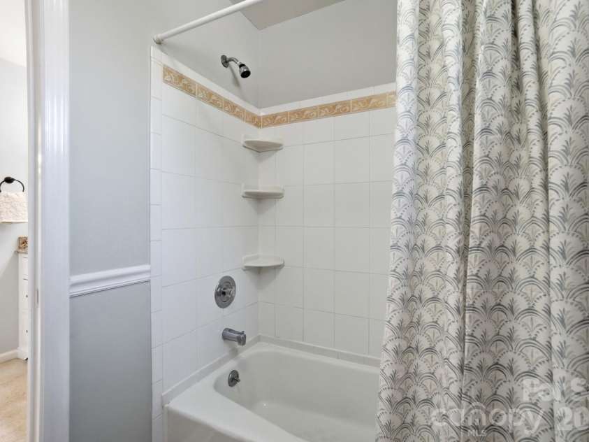 723 Walnut Point Drive, Matthews, NC 28105.  MLS# CAR4391716, YatesRealty ID 33345. Primary Bathroom