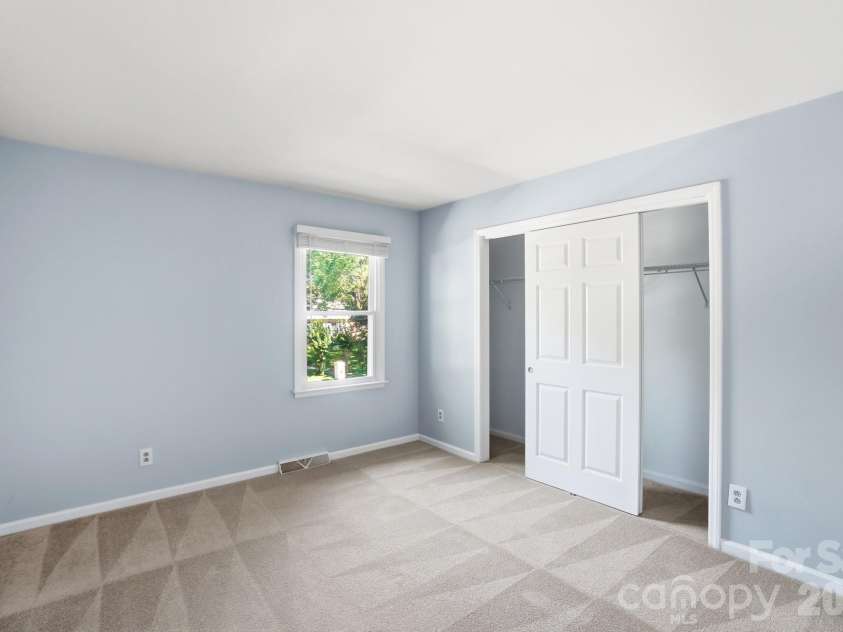 723 Walnut Point Drive, Matthews, NC 28105.  MLS# CAR4391716, YatesRealty ID 33345. Second Bedroom w/Entry into Hall Bathroom