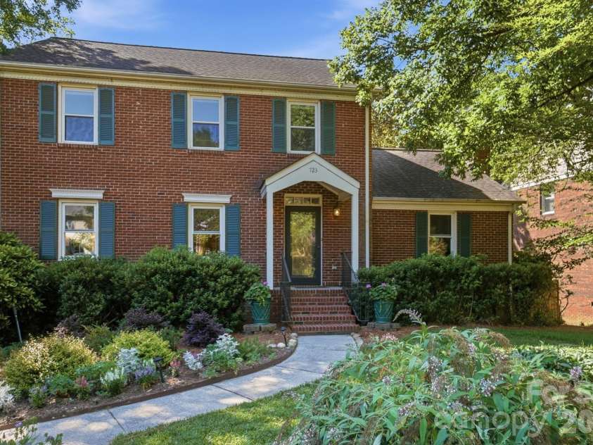 723 Walnut Point Drive, Matthews, NC 28105.  MLS# CAR4391716, YatesRealty ID 33345. Welcome Home!