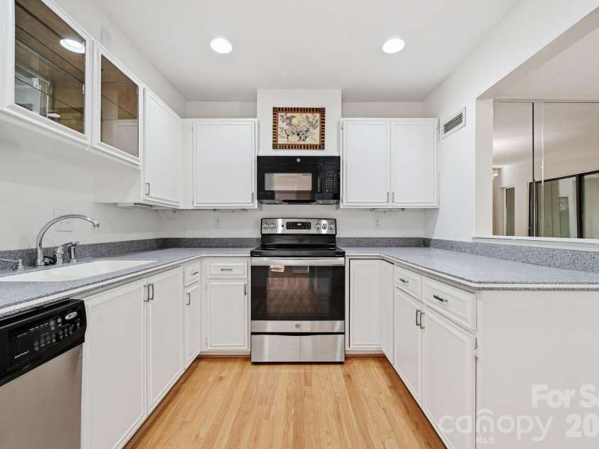 201 Riverview Terrace, Clover, SC 29710.  MLS# CAR4394776, YatesRealty ID 33347. Bright functional kitchen