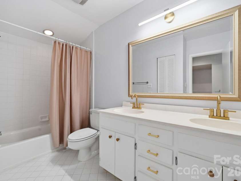 201 Riverview Terrace, Clover, SC 29710.  MLS# CAR4394776, YatesRealty ID 33347. Primary Bath w tub