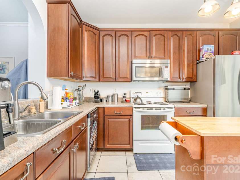 208 Dawn Mist Lane, Fort Mill, SC 29708.  MLS# CAR4291386, YatesRealty ID 33347. Kitchen