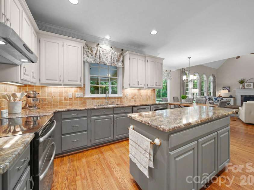 9125 Grove Tree Lane, Huntersville, NC 28078.  MLS# CAR4395954, YatesRealty ID 33349. Chef's Dream Kitchen