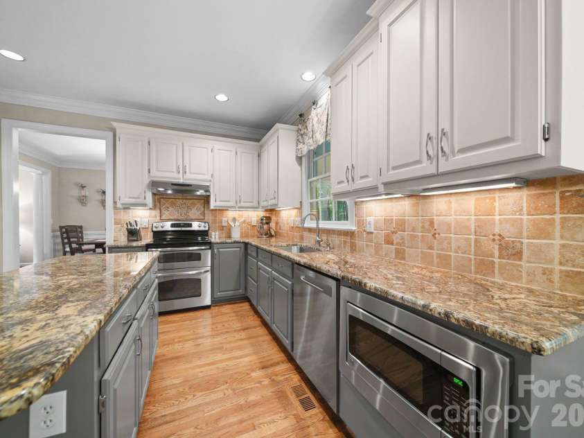 9125 Grove Tree Lane, Huntersville, NC 28078.  MLS# CAR4395954, YatesRealty ID 33349. Fully Updated Kitchen