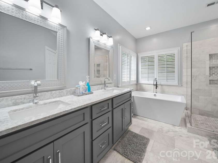 9125 Grove Tree Lane, Huntersville, NC 28078.  MLS# CAR4395954, YatesRealty ID 33349. Fully Updated Primary Bath