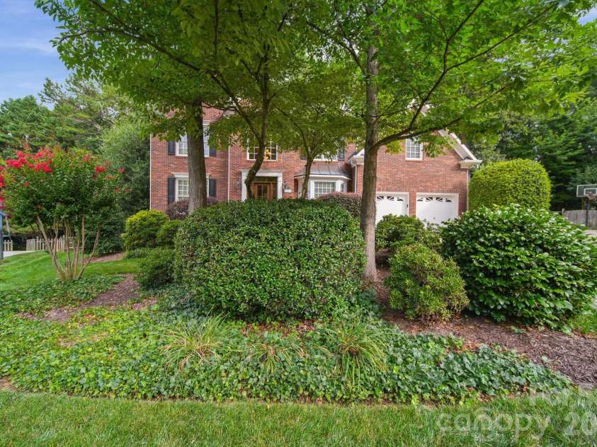 9125 Grove Tree Lane, Huntersville, NC 28078.  MLS# CAR4395954, YatesRealty ID 33349. Lush Lawn