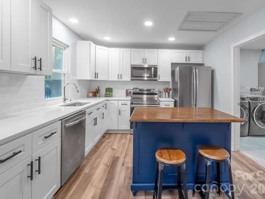 7209 Landsford Road, Monroe, NC 28112.  MLS# CAR4396350, YatesRealty ID 33353. Modern Kitchen