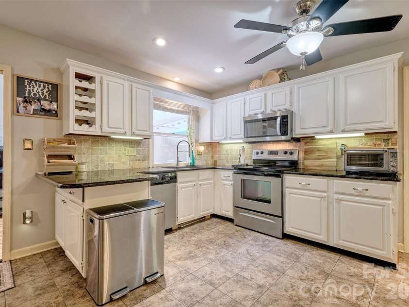 18 Shipmaster Court, Lake Wylie, SC 29710.  MLS# CAR4397222, YatesRealty ID 33354. Spacious kitchen with Granite Counters