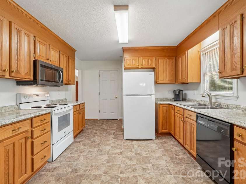 250 Rumple Hill Drive, Statesville, NC 28677.  MLS# CAR4394560, YatesRealty ID 33357. 