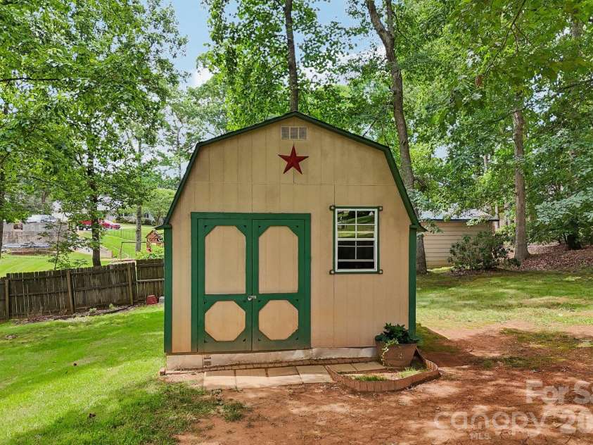 250 Rumple Hill Drive, Statesville, NC 28677.  MLS# CAR4394560, YatesRealty ID 33357. 
