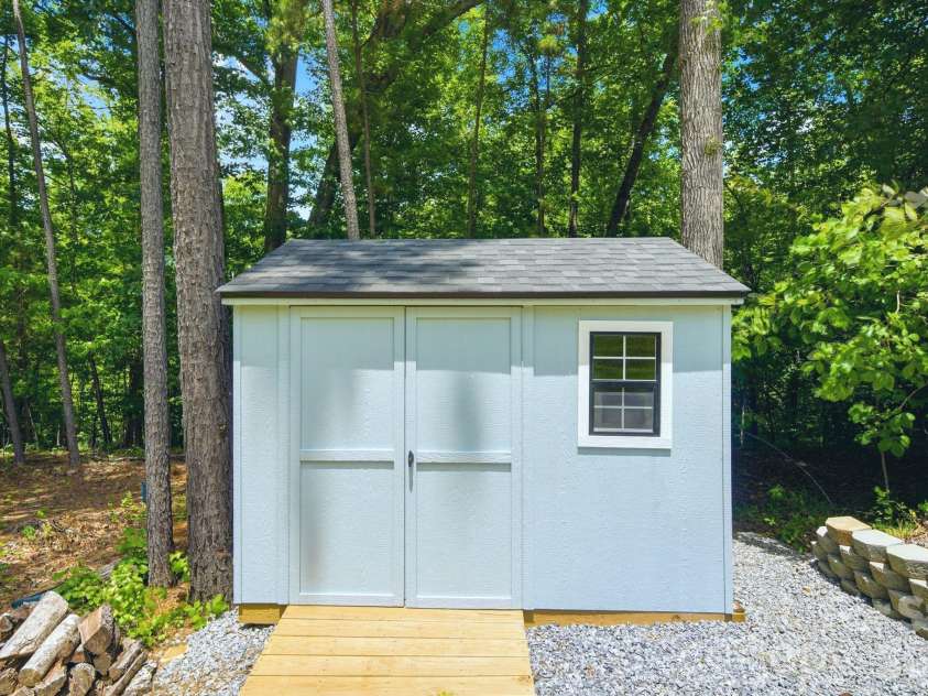 178 Powder Spring Drive, Statesville, NC 28677.  MLS# CAR4390348, YatesRealty ID 33359. 