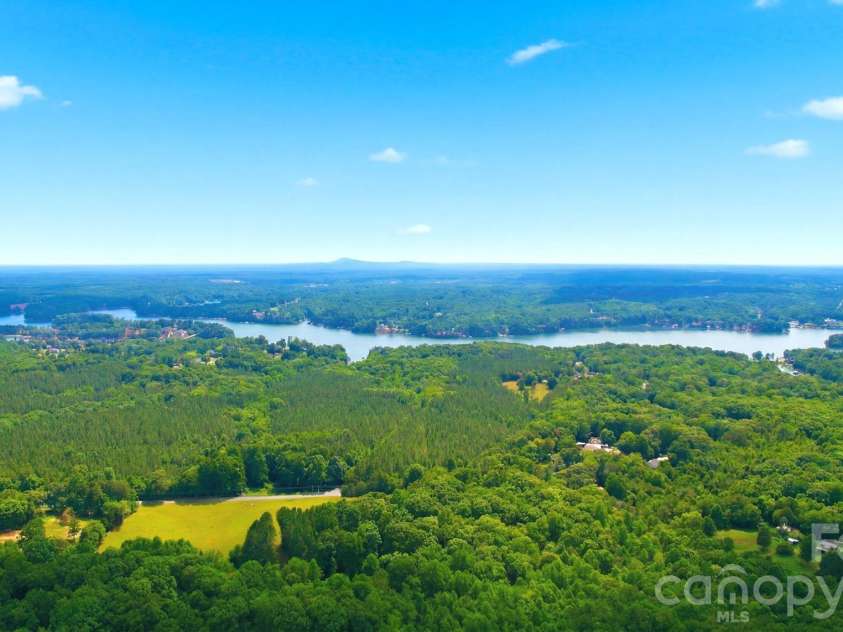 178 Powder Spring Drive, Statesville, NC 28677.  MLS# CAR4390348, YatesRealty ID 33359. 