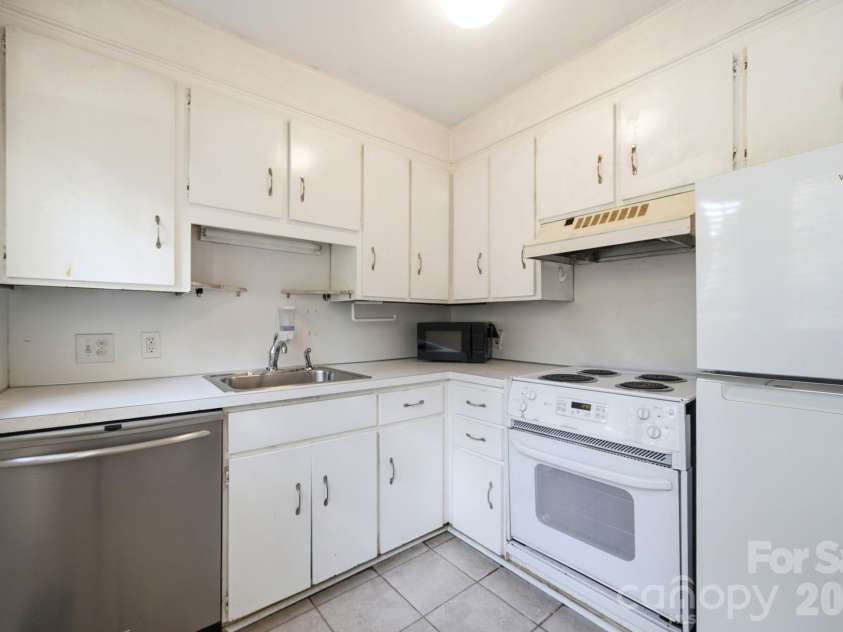 1833 Jameston Drive, Charlotte, NC 28209.  MLS# CAR4394834, YatesRealty ID 33360. 