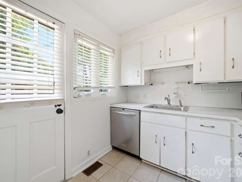 1833 Jameston Drive, Charlotte, NC 28209.  MLS# CAR4394834, YatesRealty ID 33360. 