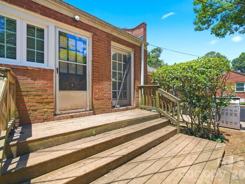 1833 Jameston Drive, Charlotte, NC 28209.  MLS# CAR4394834, YatesRealty ID 33360. 