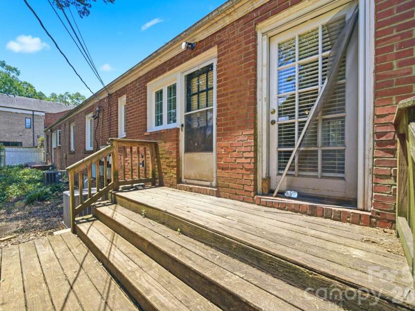 1833 Jameston Drive, Charlotte, NC 28209.  MLS# CAR4394834, YatesRealty ID 33360. 