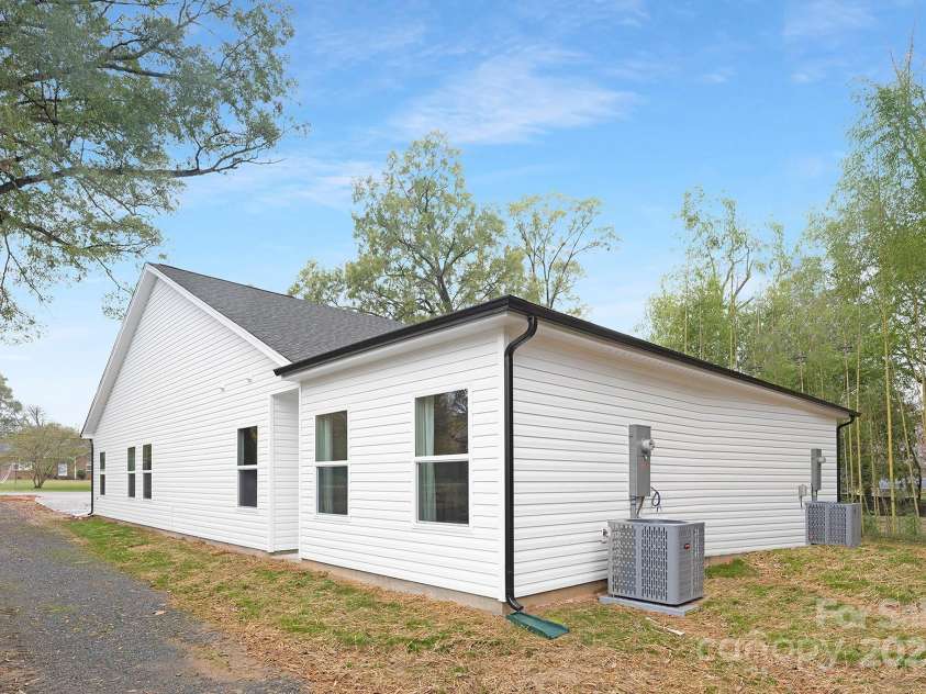 2425 Toddville Road, Charlotte, NC 28214.  MLS# CAR4294550, YatesRealty ID 33360. 