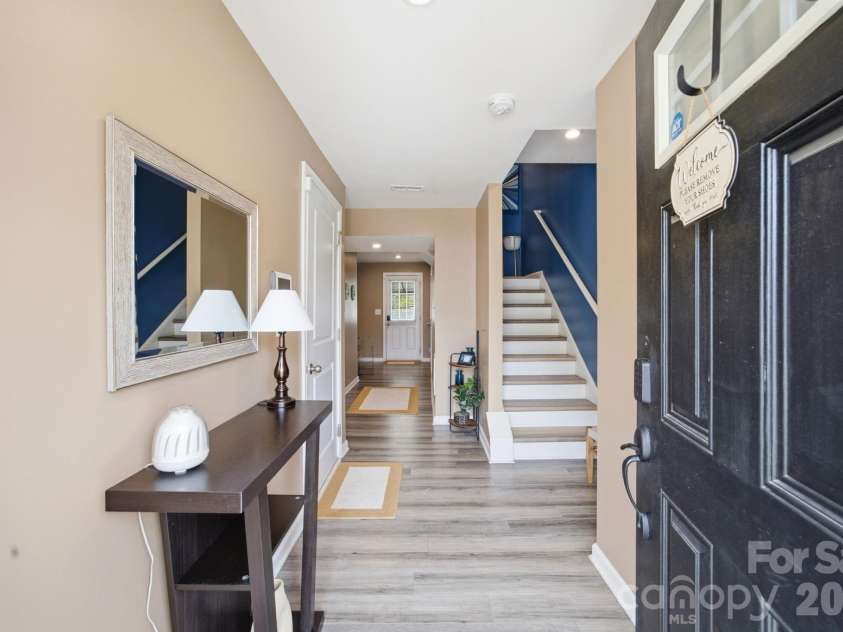 6121 Cutwater Circle, Charlotte, NC 28269.  MLS# CAR4396592, YatesRealty ID 33362. Front Entry Way