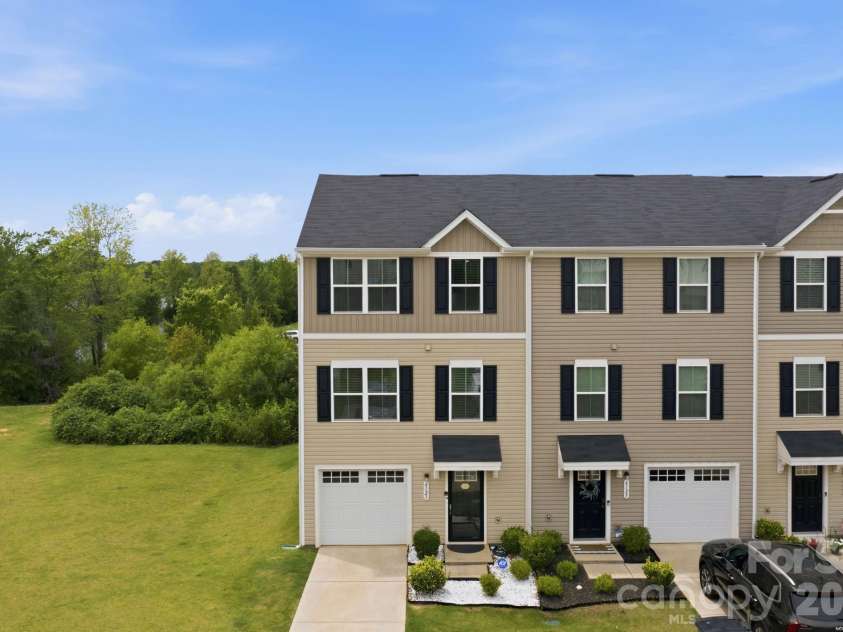 6121 Cutwater Circle, Charlotte, NC 28269.  MLS# CAR4396592, YatesRealty ID 33362. Front Exterior End Unit