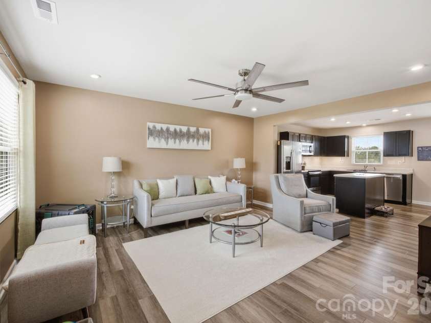 6121 Cutwater Circle, Charlotte, NC 28269.  MLS# CAR4396592, YatesRealty ID 33362. Great Room