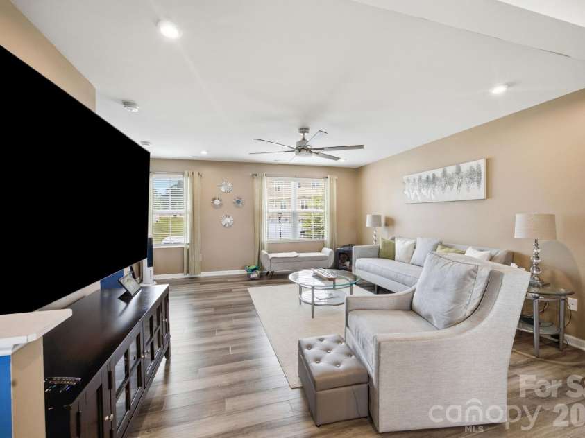 6121 Cutwater Circle, Charlotte, NC 28269.  MLS# CAR4396592, YatesRealty ID 33362. Great Room