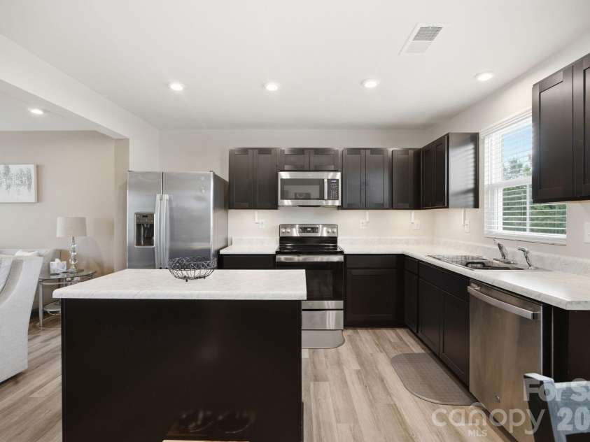 6121 Cutwater Circle, Charlotte, NC 28269.  MLS# CAR4396592, YatesRealty ID 33362. Kitchen