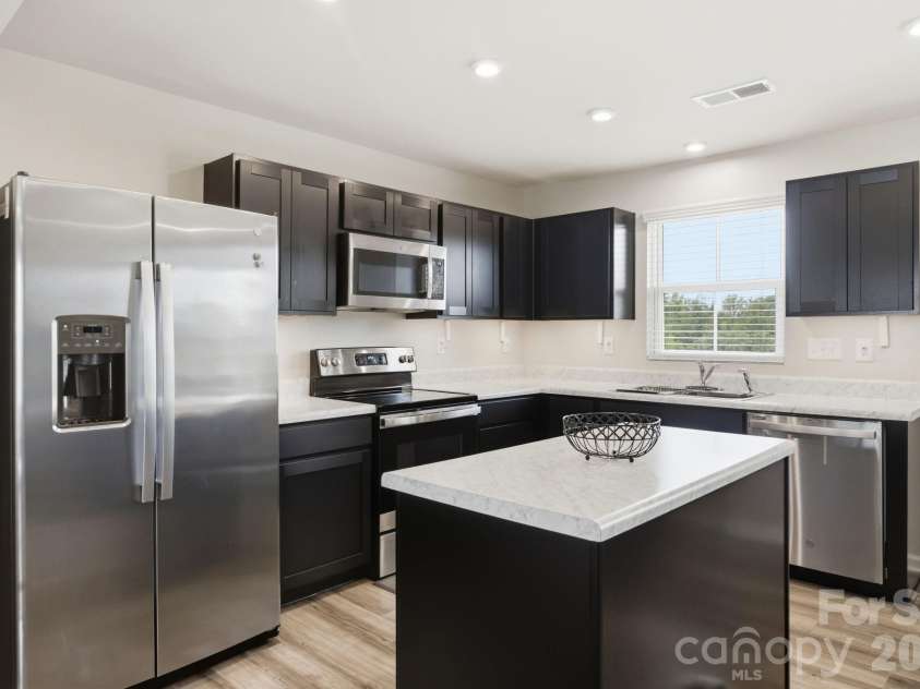 6121 Cutwater Circle, Charlotte, NC 28269.  MLS# CAR4396592, YatesRealty ID 33362. Kitchen