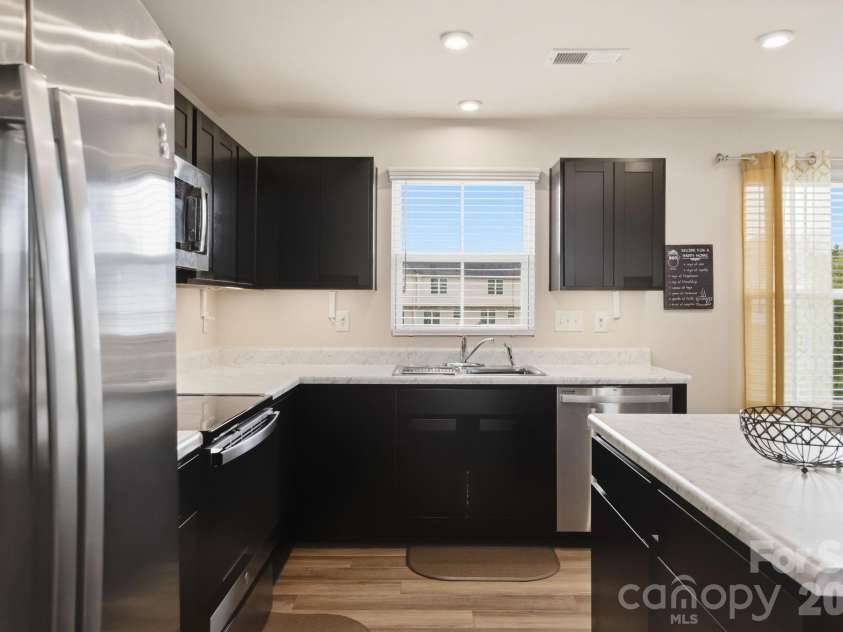 6121 Cutwater Circle, Charlotte, NC 28269.  MLS# CAR4396592, YatesRealty ID 33362. Kitchen