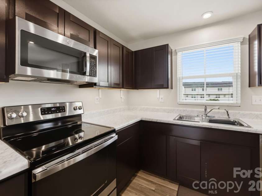 6121 Cutwater Circle, Charlotte, NC 28269.  MLS# CAR4396592, YatesRealty ID 33362. Kitchen