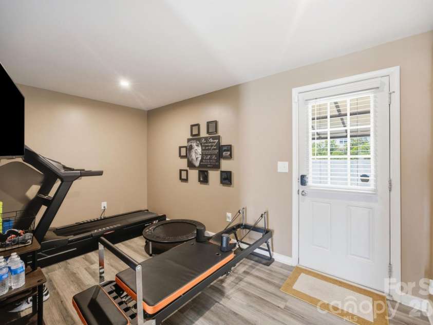 6121 Cutwater Circle, Charlotte, NC 28269.  MLS# CAR4396592, YatesRealty ID 33362. Lower level flex space