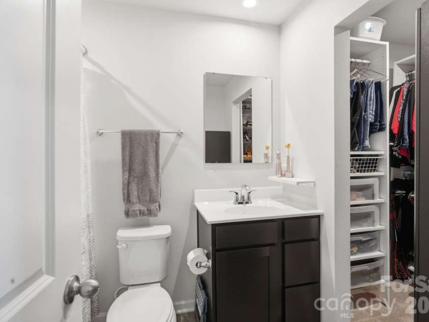 6121 Cutwater Circle, Charlotte, NC 28269.  MLS# CAR4396592, YatesRealty ID 33362. Primary Bathroom