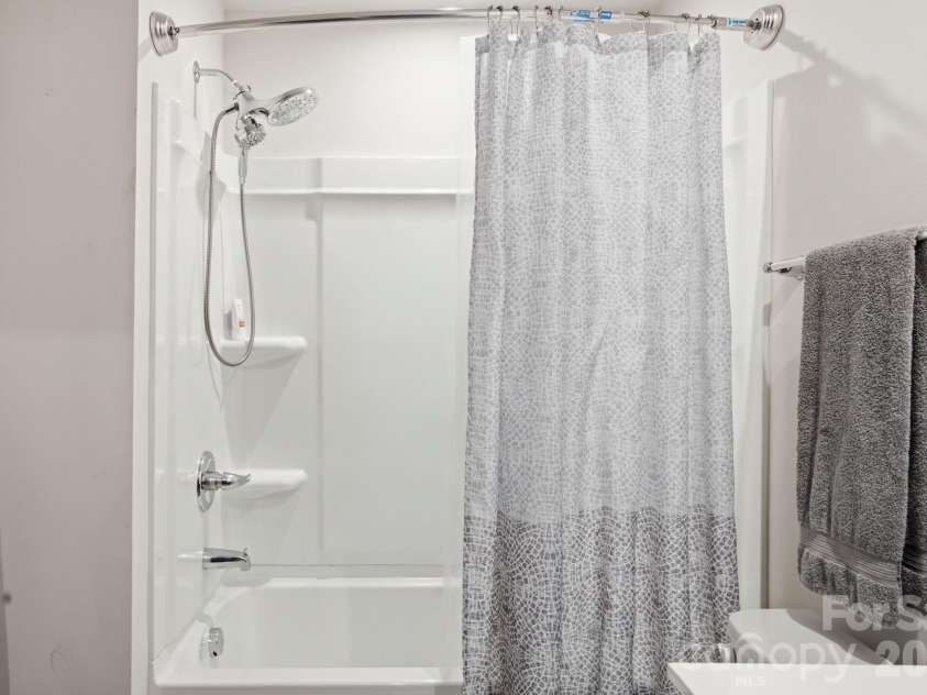 6121 Cutwater Circle, Charlotte, NC 28269.  MLS# CAR4396592, YatesRealty ID 33362. Primary Bathroom