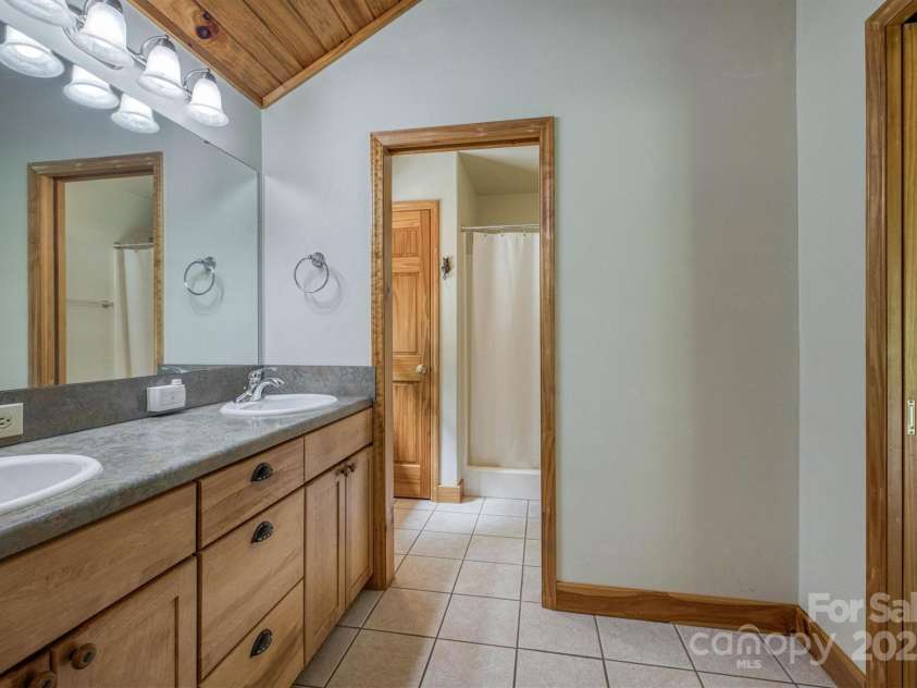 1044 Belvidere Lane, Morganton, NC 28655.  MLS# CAR4290111, YatesRealty ID 33364. 