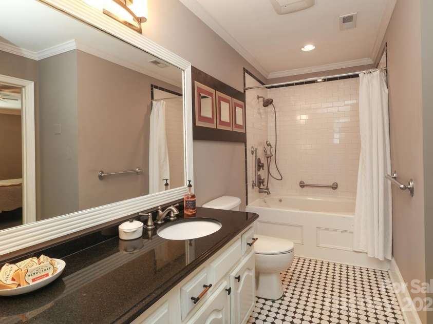 2810 Ashley Arbor Drive, Fort Mill, SC 29715.  MLS# CAR4283405, YatesRealty ID 33365. Full Bathroom