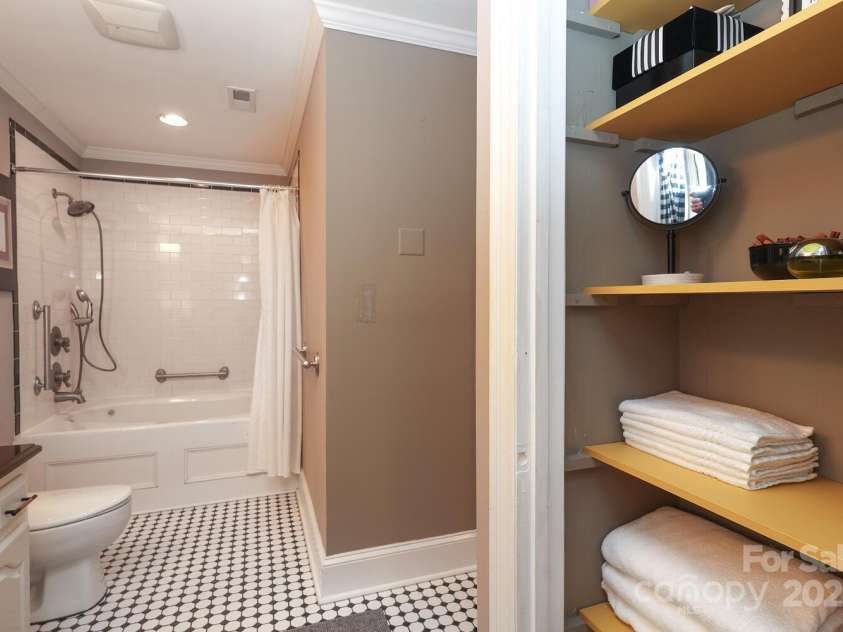 2810 Ashley Arbor Drive, Fort Mill, SC 29715.  MLS# CAR4283405, YatesRealty ID 33365. Full Bathroom