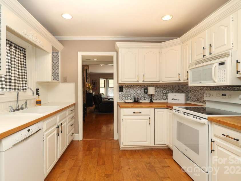 2810 Ashley Arbor Drive, Fort Mill, SC 29715.  MLS# CAR4283405, YatesRealty ID 33365. Kitchen