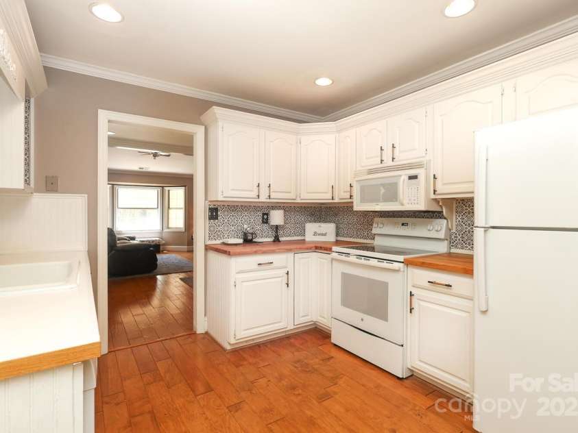 2810 Ashley Arbor Drive, Fort Mill, SC 29715.  MLS# CAR4283405, YatesRealty ID 33365. Kitchen