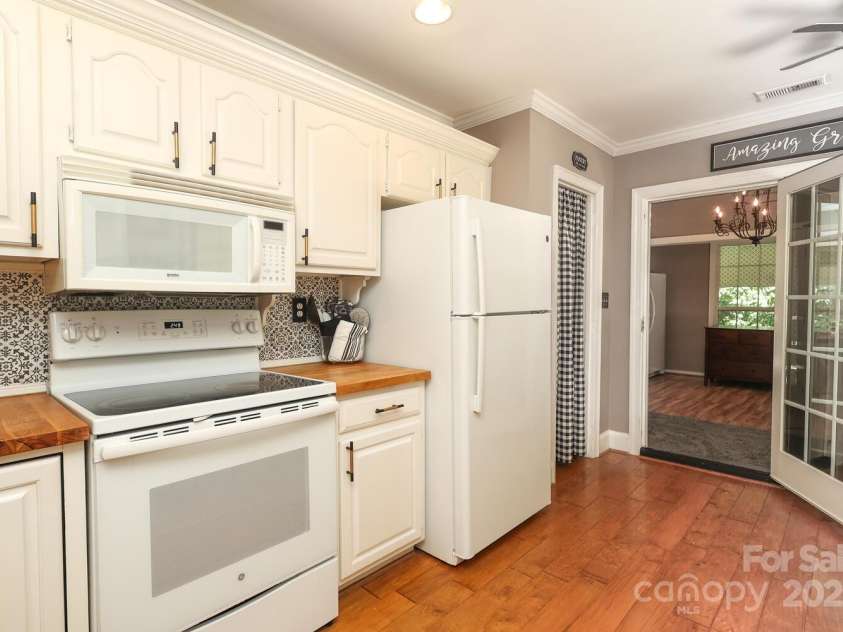 2810 Ashley Arbor Drive, Fort Mill, SC 29715.  MLS# CAR4283405, YatesRealty ID 33365. Kitchen